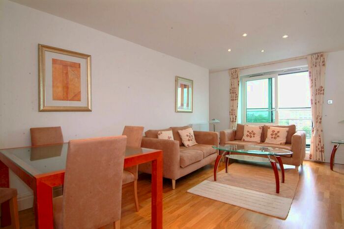 2 Bedroom Flat To Rent In Kensington Westside, Kensington, London, W14