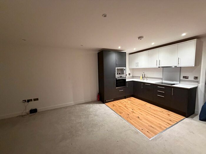 2 Bedroom Flat To Rent In High Street, Strood, Rochester, ME2