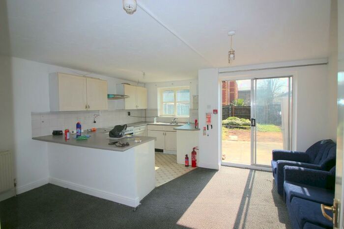 5 Bedroom Semi-Detached House To Rent In Harlinger Street, London, SE18