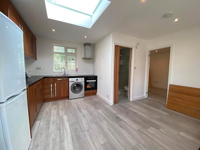 2 Bedroom Flat To Rent In Linkway, London, SW20