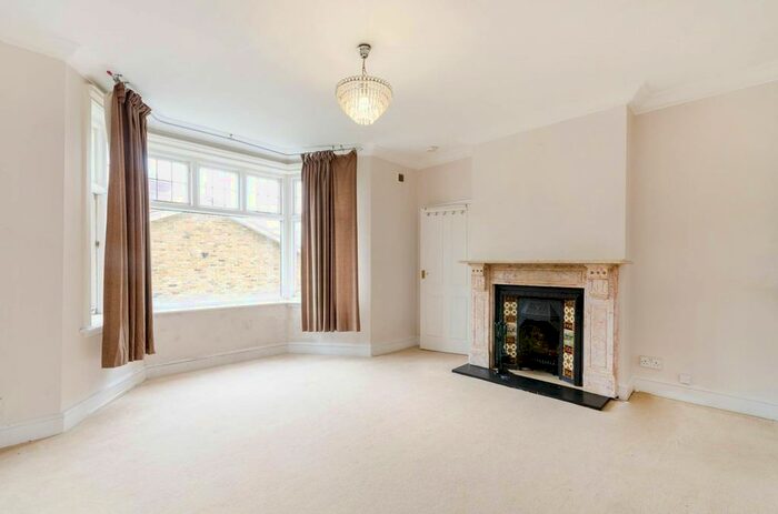 1 Bedroom Flat To Rent In Walpole Road, Surbiton, KT6