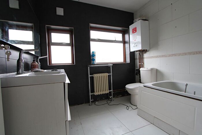 3 Bedroom Flat To Rent In Southwood Drive, Surbiton, KT5