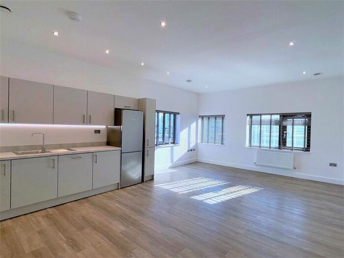 2 Bedroom Flat To Rent In Elmers End Road, Beckenham, BR3