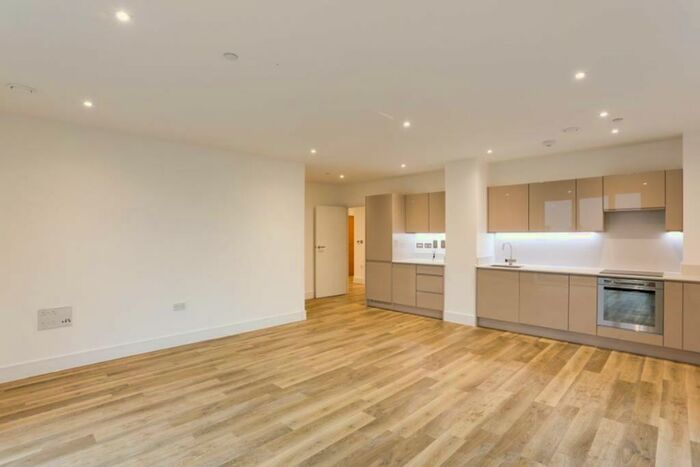 3 Bedroom Apartment To Rent In Voyager House Bridges Court Road, Battersea, London, SW11