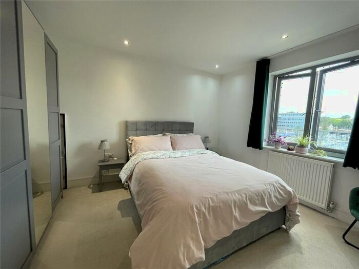 1 Bedroom Flat For Sale In Queensmead, Farnborough, Hampshire, GU14