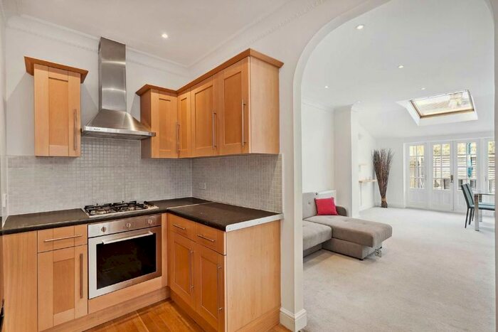 2 Bedroom Flat To Rent In Carminia Road, London, SW17