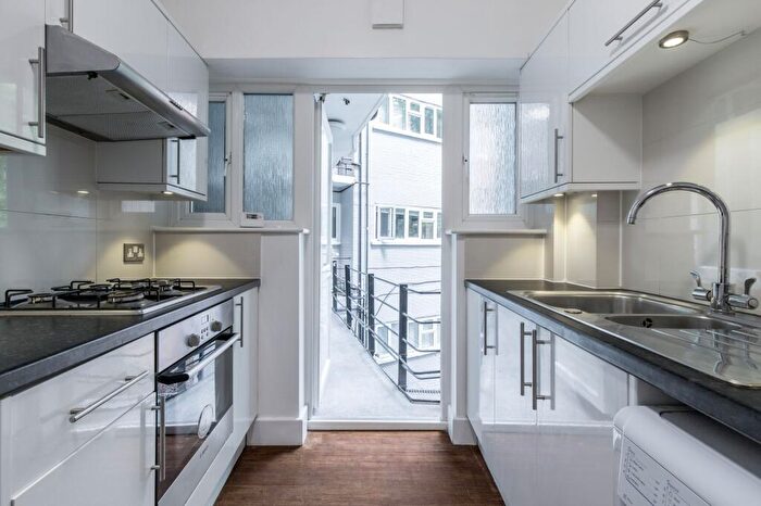 4 Bedroom Flat To Rent In Brondesbury Court Willesden Lane, NW2