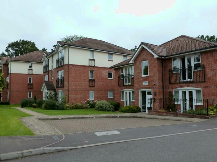 2 Bedroom Flat To Rent In Elmcroft Court, Crawley, RH10