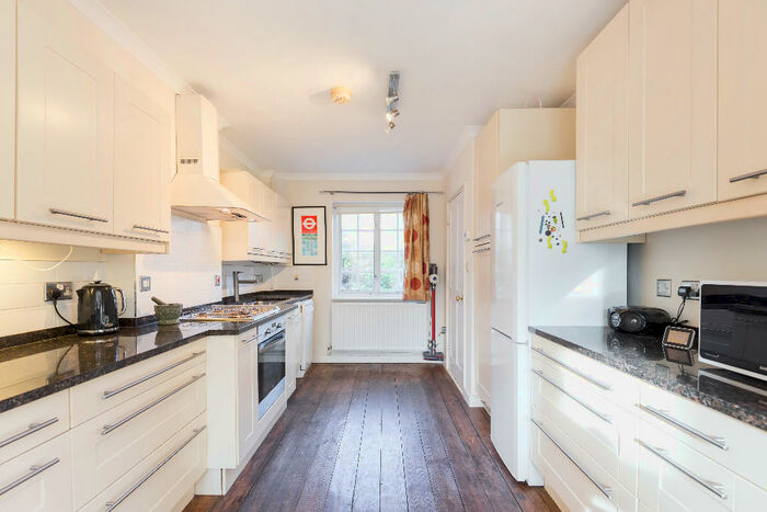 3 Bedroom Semi-Detached House To Rent In Sunray Avenue, London, SE24