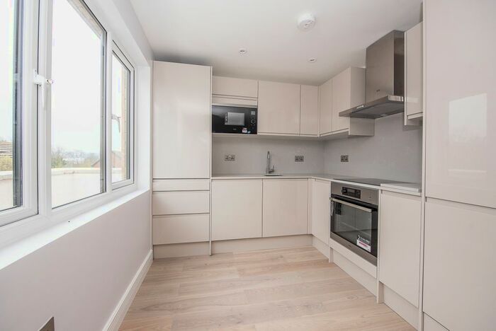 3 Bedroom Flat To Rent In Cromwell Road, Kingston Upon Thames, KT2