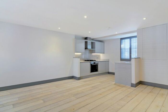 2 Bedroom Flat To Rent In Shaftesbury Avenue, London, Greater London, W1D