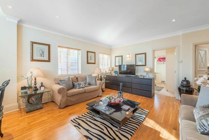 2 Bedroom Flat To Rent In The Mount, Hampstead, London, NW3