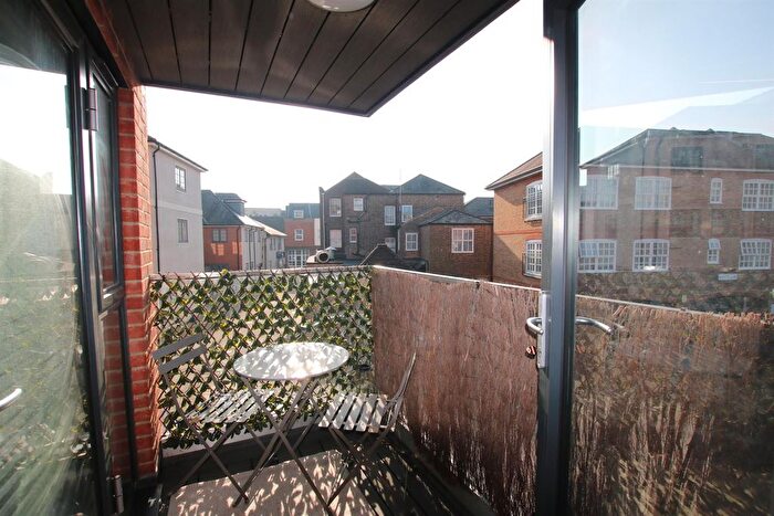 1 Bedroom Flat For Sale In Kelsey Apartments, Leatherhead, KT22