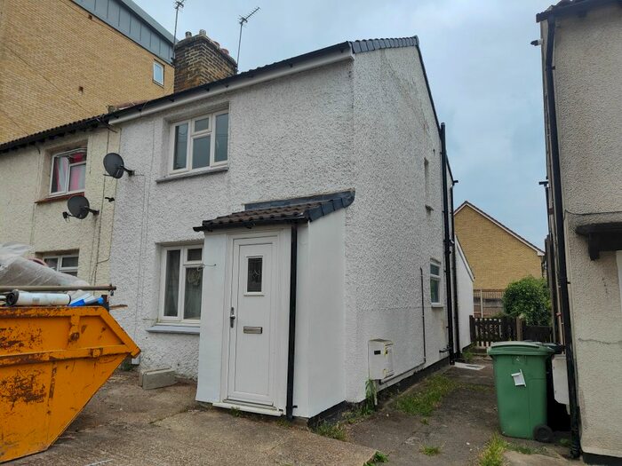 3 Bedroom Semi-Detached House To Rent In Brenchley Road, Maidstone, ME15
