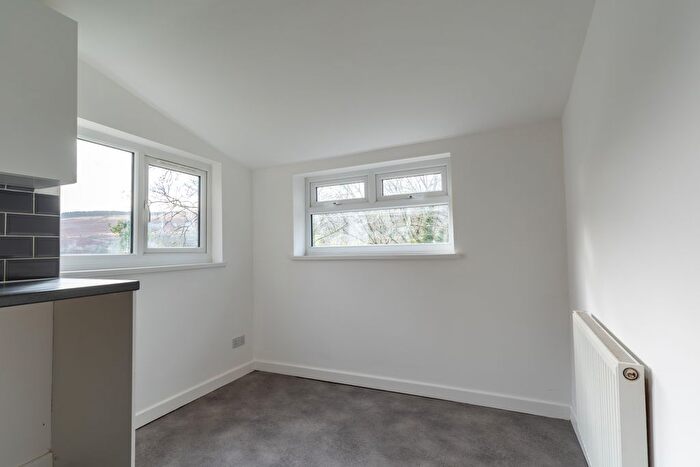 2 Bedroom Cottage To Rent In Wind Street, Blaenllechau, CF43