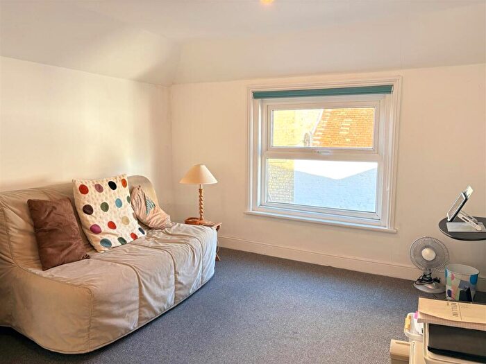 2 Bedroom Apartment To Rent In High Street, Cowes, PO31