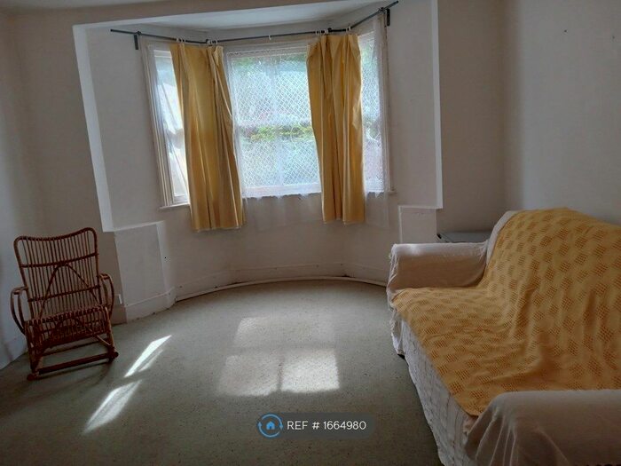 1 Bedroom Flat To Rent In Endlesham Road, London, SW12