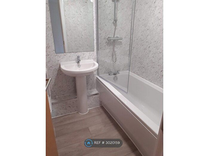 2 Bedroom Flat To Rent In Wheatley Court, Halifax, HX2