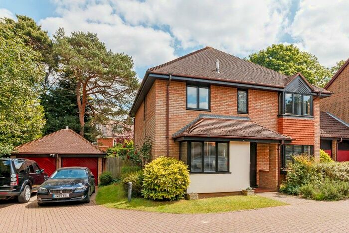 4 Bedroom Detached House To Rent In Sorbie Close, Weybridge, Surrey, KT13