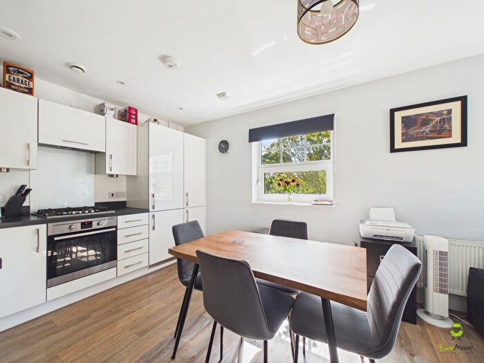 2 Bedroom Flat For Sale In Weir Road, Bexley, Kent, DA5