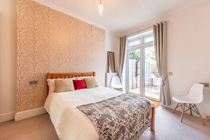 1 Bedroom Flat For Sale In Hoveden Road, Mapesbury Estate, London, NW2