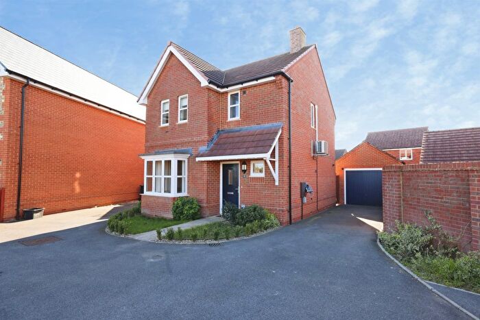 3 Bedroom Detached House For Sale In Claypipe Close, Amesbury, Salisbury, SP4