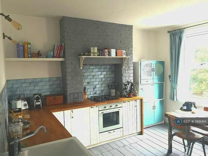 2 Bedroom Flat To Rent In Elmington Road, London, SE5