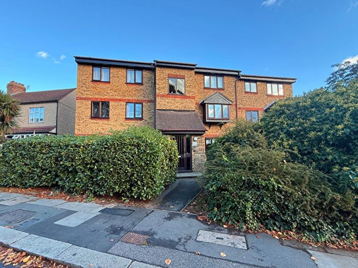 2 Bedroom Flat To Rent In Grove Road, Romford, RM6