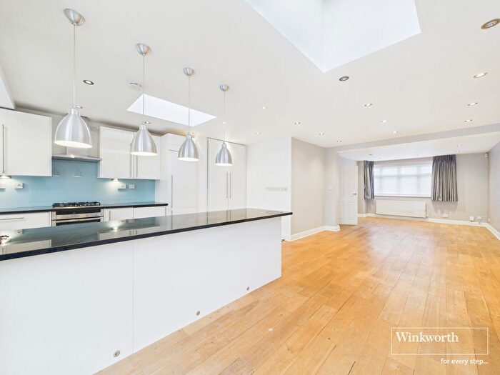 4 Bedroom Semi-detached House For Sale In Dorchester Way, Harrow, Middlesex, HA3