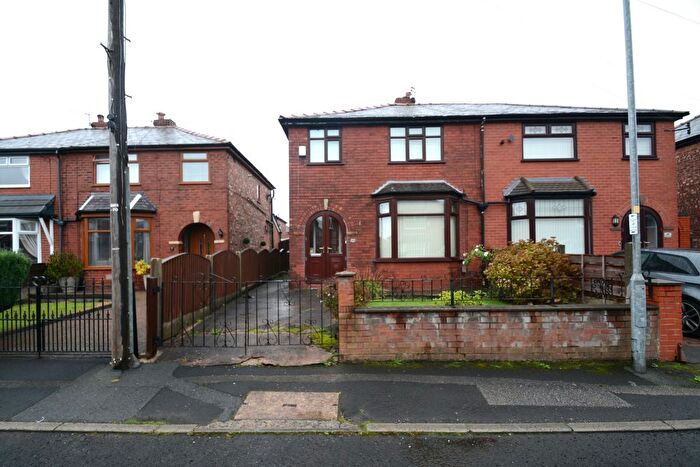 3 Bedroom Semi Detached House For Sale In Burns Grove, Droylsden, M43