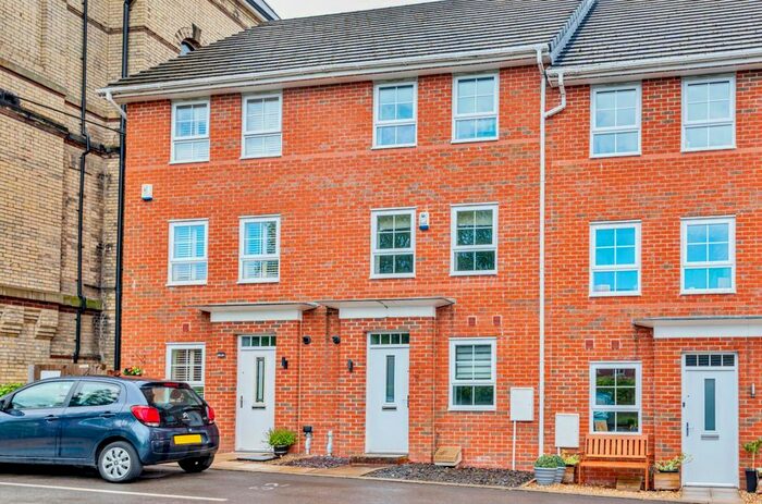 4 Bedroom Semi-Detached House To Rent In Holden Drive, Pendlebury, Swinton, Manchester, M27