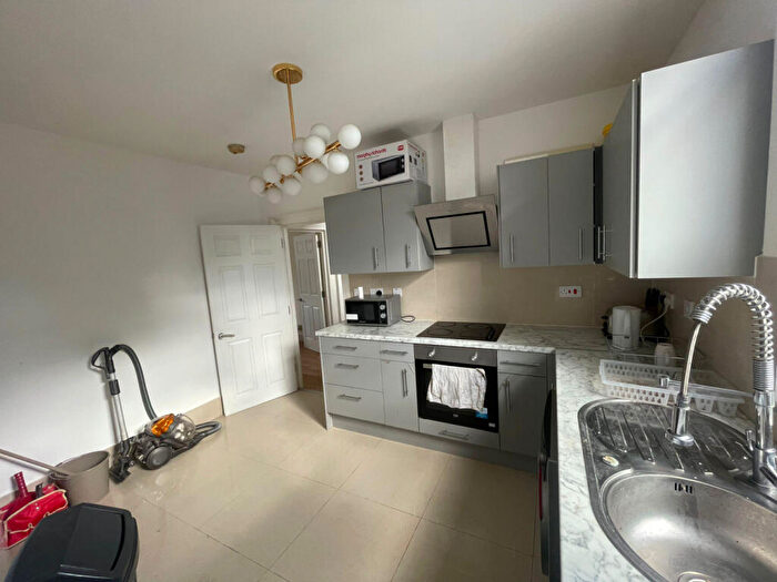 3 Bedroom Flat To Rent In Champion Road, Upper Sydenham, London, SE26