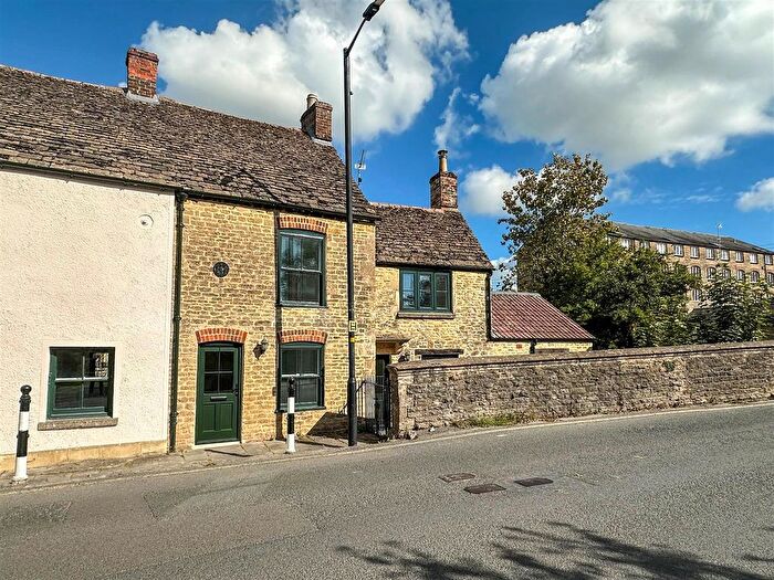 3 Bedroom Semi Detached House For Sale In St. Johns Bridge, Malmesbury, SN16