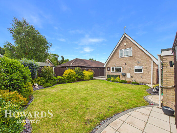 3 Bedroom Detached House For Sale In Red House Close, Oulton Village, NR32