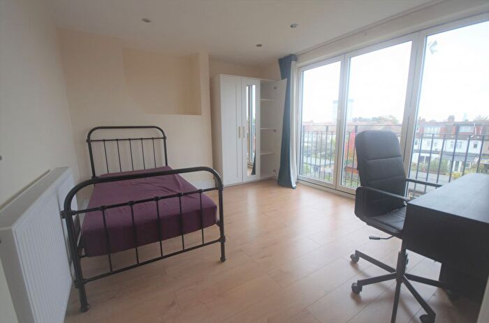 5 Bedroom Semi-Detached House To Rent In Somersby Gardens, Ilford, IG4