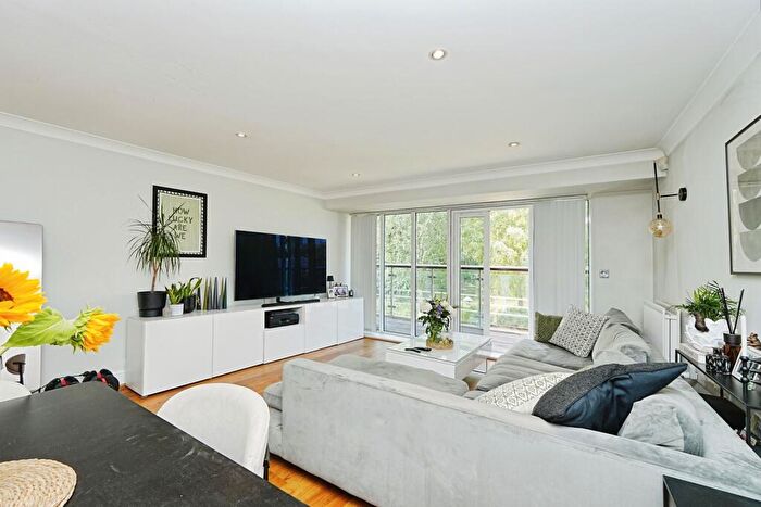 2 Bedroom Flat For Sale In Creswell Drive, Beckenham, BR3
