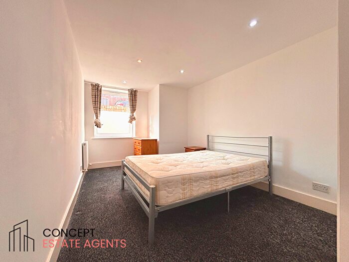 3 Bedroom Flat To Rent In Dafforne Road, Tooting Bec, SW17