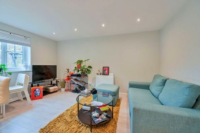 2 Bedroom Flat To Rent In John Maurice Close, Elephant And Castle, London, SE17