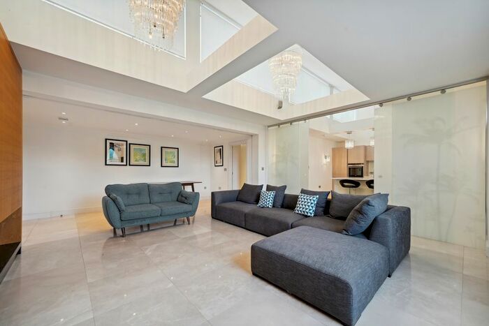 4 Bedroom Flat To Rent In York Terrace West, London, NW1