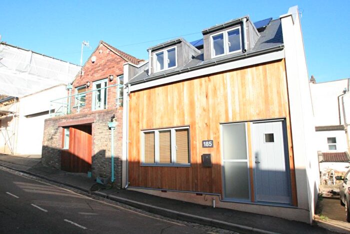 2 Bedroom End Of Terrace House To Rent In Sydenham Lane - Cotham, BS6