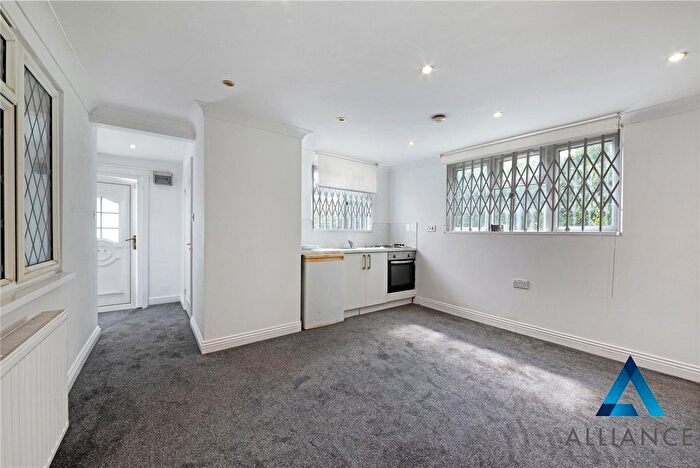 Studio To Rent In Avenue Road, London, N14