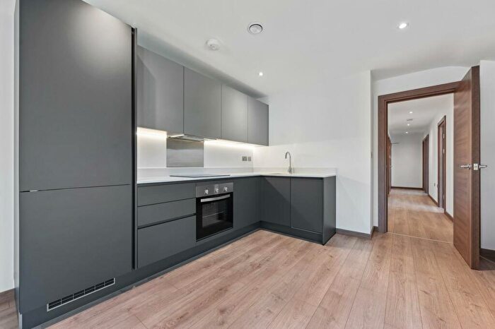 3 Bedroom Flat To Rent In Harvest Lane, Thames Ditton, K27