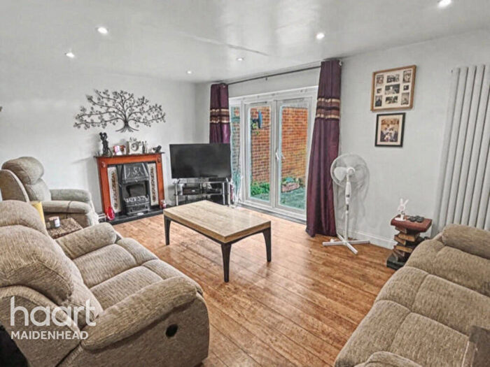 3 Bedroom Terraced House For Sale In Boarlands Close, Slough, SL1