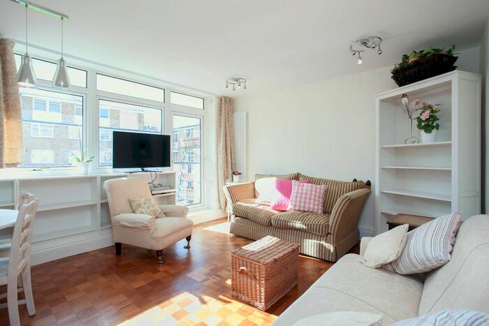3 Bedroom Flat To Rent In Park Hill, London, SW4