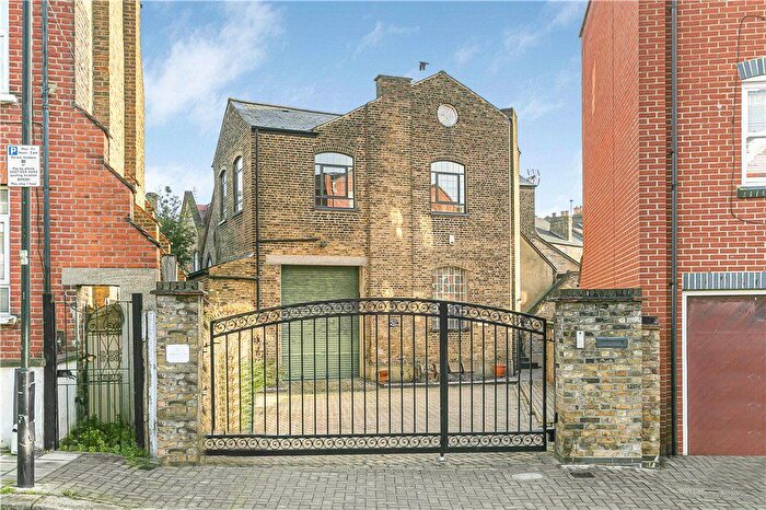 2 Bedroom Flat To Rent In Shrubbery Road, London, SW16