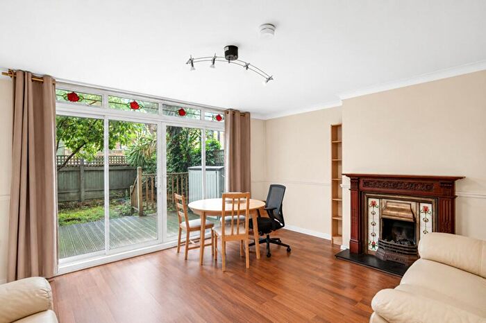 3 Bedroom Flat To Rent In Bromfield Court, Jamaica Road, SE16