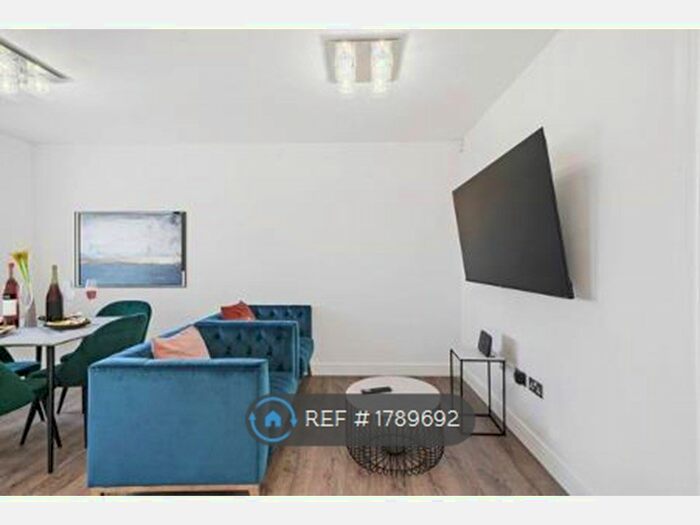 3 Bedroom Flat To Rent In Perryn Road, London, W3