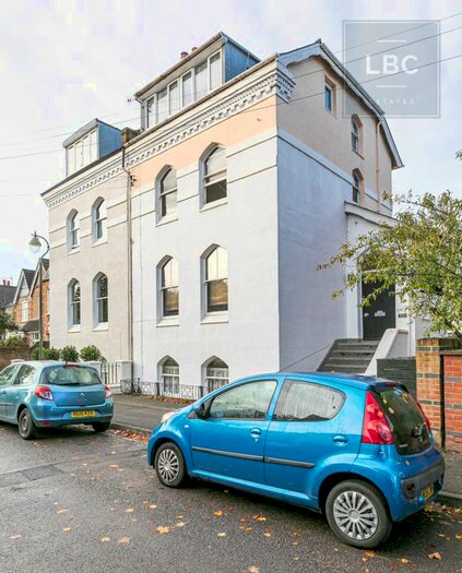 1 Bedroom Flat To Rent In Matham Road, East Molesey, KT8