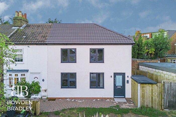 4 Bedroom End Of Terrace House For Sale In Tomswood Hill, Hainault, IG6