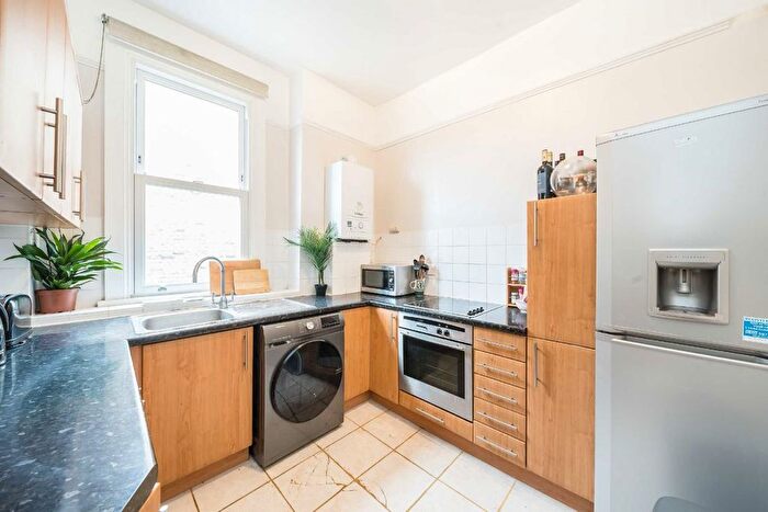 2 Bedroom Flat For Sale In Chelsham Road, London, SW4